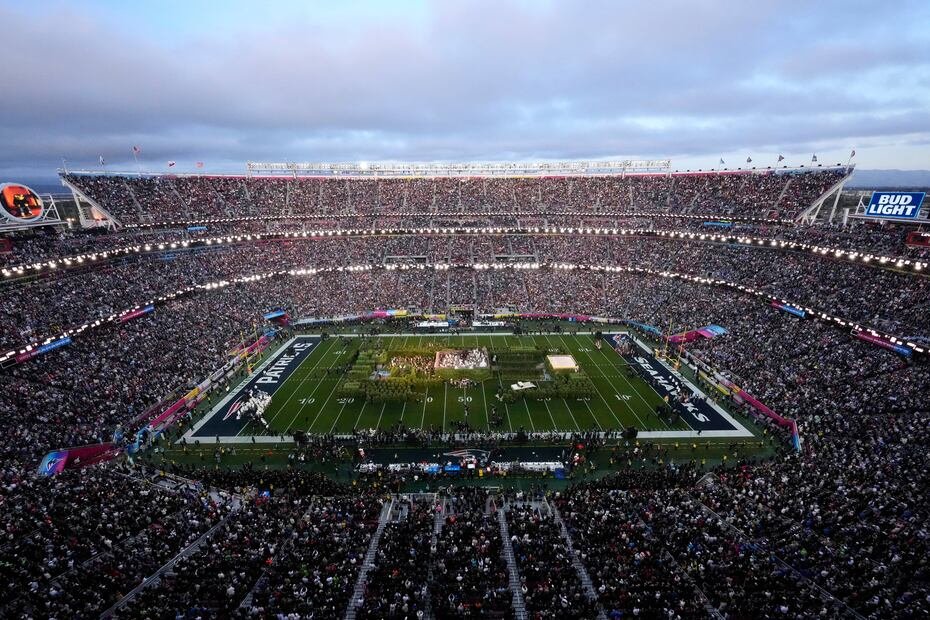 Bad Bunny se presenta durante el medio tiempo del Super Bowl 60 de la NFL entre los New England Patriots y los Seattle Seahawks, el domingo 8 de febrero de 2026, en Santa Clara, California.