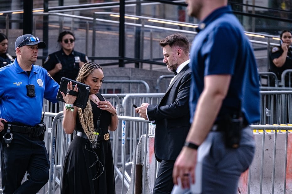 Agentes de policía y personal de seguridad permanecen de pie cerca del Madison Square Garden durante la celebración de la boda de Taylor Swift y Travis Kelce en Nueva York el 3 de julio de 2026. (Nueva York) EFE/EPA/LAURA BRETT