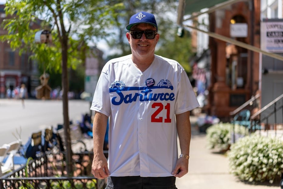 El norteamericano Matt Welch con una camiseta de los Cangrejeros de Santurce.