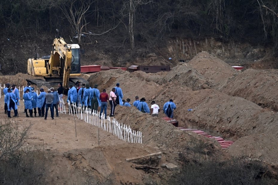 El equipo de EFE pudo ver desde un caserío (aldea) de la zona los trabajos de las autoridades en el cementerio, donde se habilitó un terreno en una ladera donde se han cavado varias decenas de zanjas.