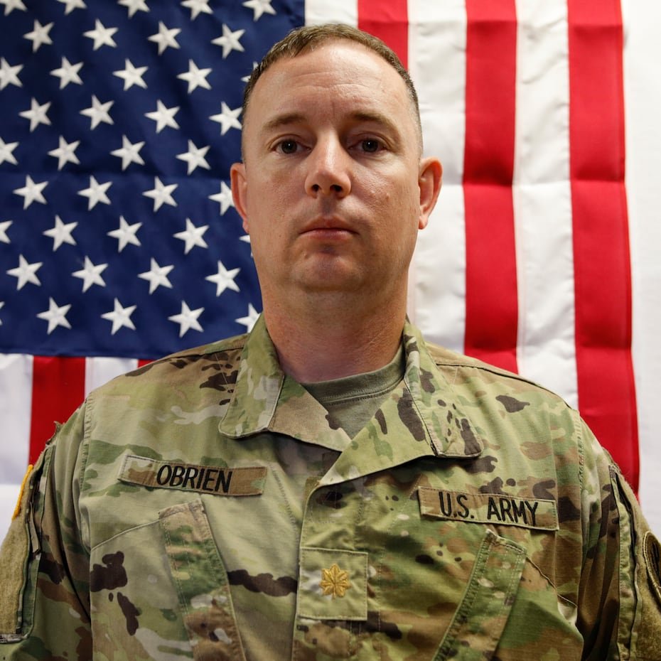 El mayor Jeffrey O’Brien, residente de Waukee, Iowa, fue comisionado como oficial del Cuerpo de Transmisiones de la Reserva del Ejército de Estados Unidos en 2012. En 2019 fue desplegado a Kuwait.