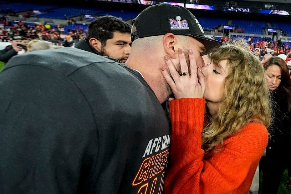 El 28 de enero de 2024, Taylor Swift festejó emocionada el triunfo de los Chiefs sobre los Baltimore Ravens y el pase al Super Bowl, con un sonado beso a Travis Kelce en medio de la celebración. (AP Photo/Julio Cortez)