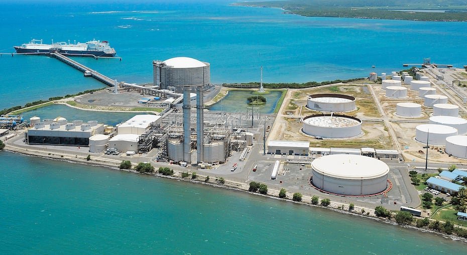 EcoEléctrica, en Peñuelas, fue la primera cogeneradora privada en Puerto Rico, tras iniciar operaciones en 1999. La planta, un ciclo combinado de dos unidades de combustión y una unidad de vapor, produce aproximadamente 575 megavatios.