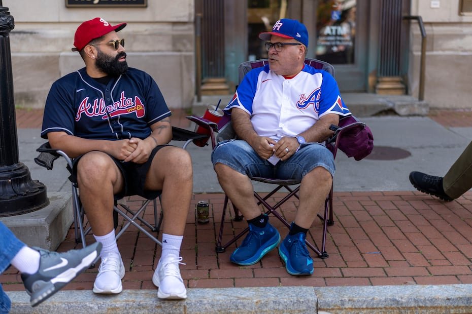 Eliseo De Jesús y su hijo Alejandro en las calles de Cooperstown.