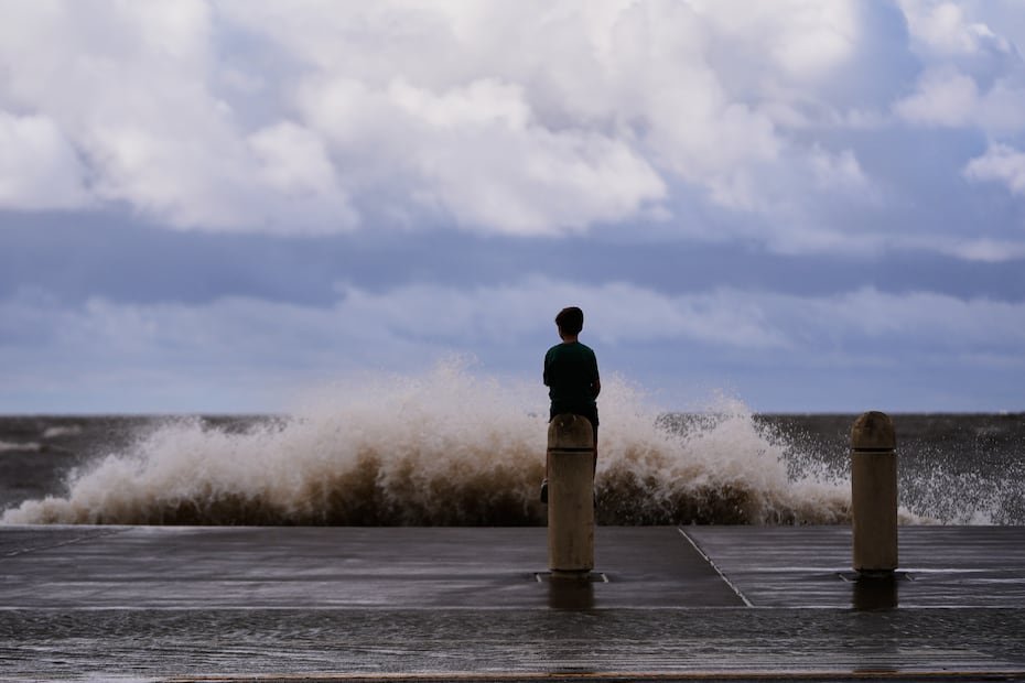 Para la noche del jueves, el centro de la tormenta se encontraba a 40 millas al suroeste de Nueva Orleans.