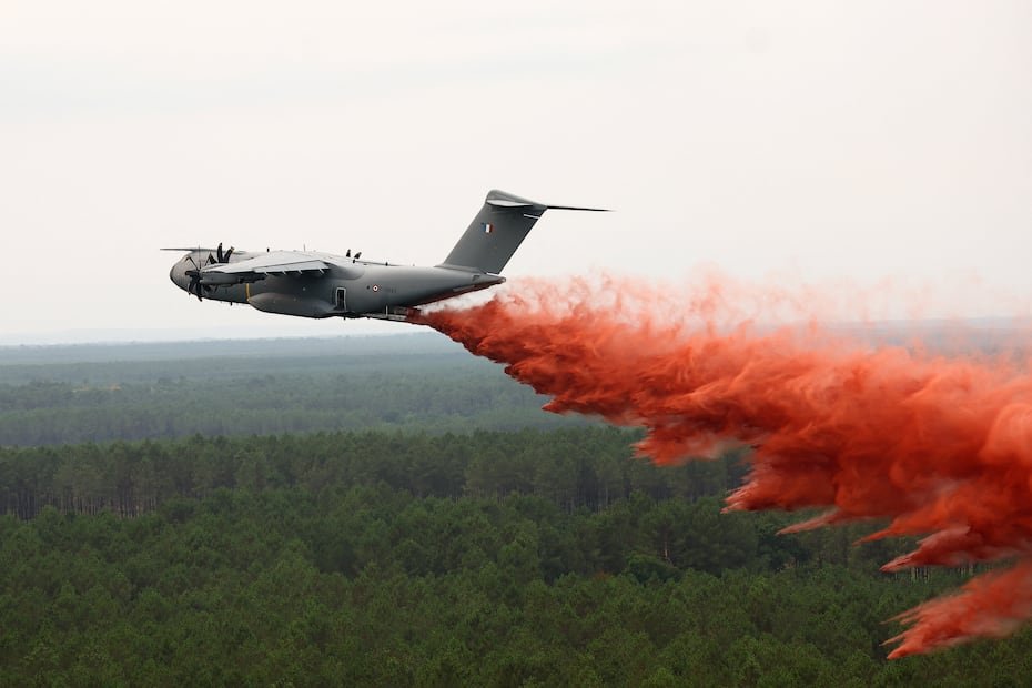 El gigantesco avión de transporte A400M sobrevoló a baja altura, dejando tras de sí una larga estela de retardante de color ocre sobre los bosques del suroeste, afectados por la sequía.