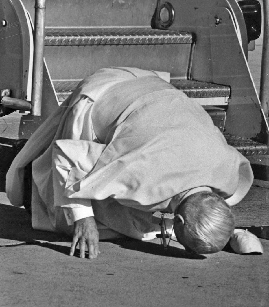 Nadie en Puerto Rico que haya vivido ese momento podrá olvidarlo jamás: la primera acción del papa Juan Pablo II al llegar a tierra puertorriqueña fue arrodillarse y besar el suelo.