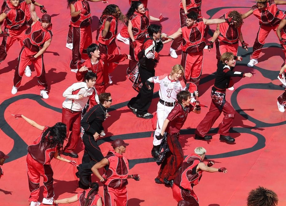 BTS, vestidos de rojo y negro cantando su exitoso tema “Dynamite”.