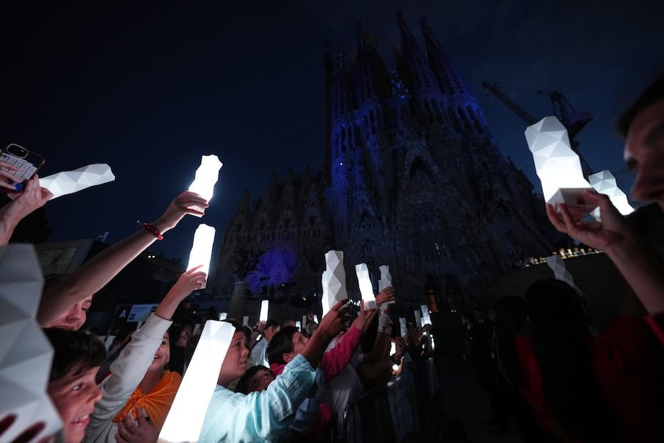 Fieles asisten a la ceremonia de inauguración de la Torre de Jesucristo en la Basílica de la Sagrada Familia, en Barcelona, España.