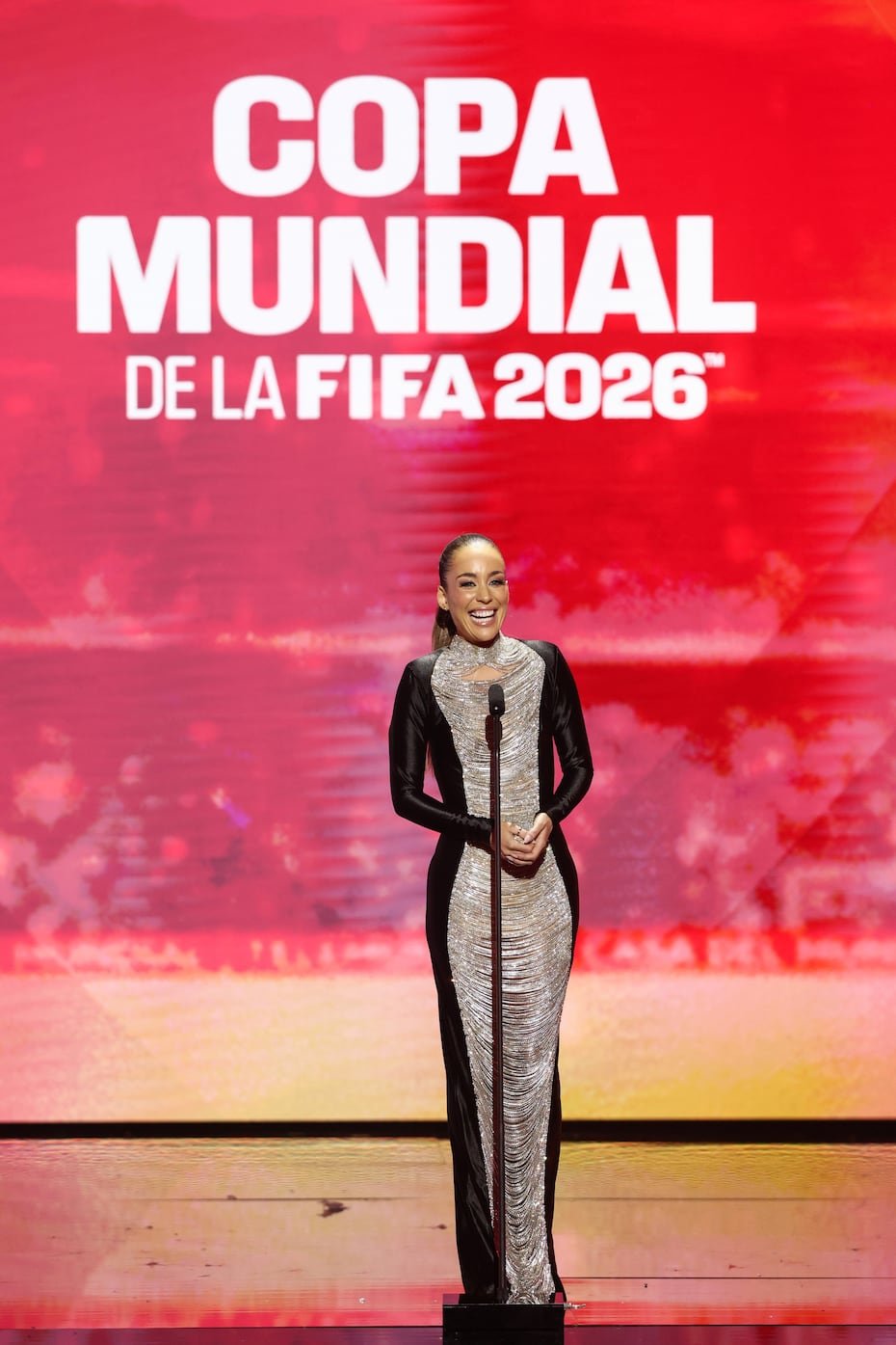 Carlota Vizmanos subió al escenario para presentar y entregar el prestigioso galardón de Mujer del Año a la estrella global Rosalía.