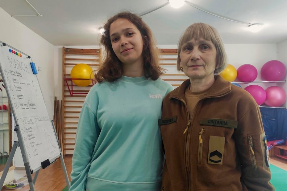 Oksana, de 16 años (i), y su instructora de medicina militar, Svitlana, durante clases de preparación militar en Leópolis, Ucrania. La adolescente logró avanzar a un entrenamiento más avanzado para civiles ofrecido por unidades del ejército ucraniano.