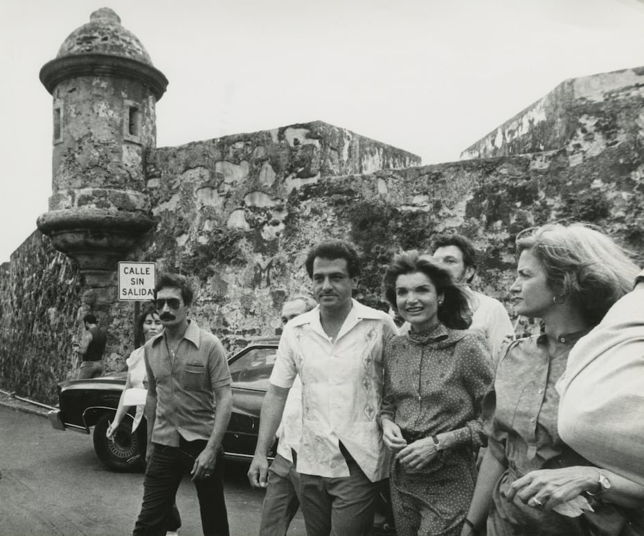 Jackie Kennedy, esposa de John F. Kenned junto a Rafael Hernández Colón. Kennedy visitó la isla el 11 de marzo de 1980 para hacer campaña a favor del senador Edward Moore "Ted" Kennedy, quien ese año corrió contra Jimmy Carter por la nominación demócrata a la presidencia de Estados Unidos.