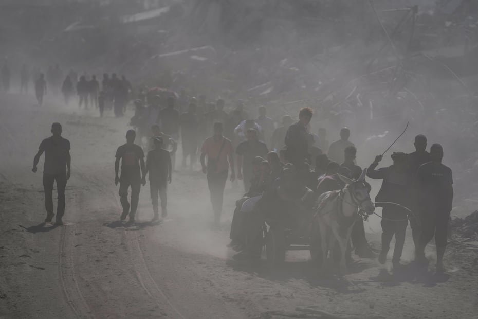 Tras el cese de los ataques israelíes, el incesante estallido de las bombas dio paso al ruido de las palas que se afanan por despejar las calles de escombros y de restos de cascotes que caen desde los edificios.