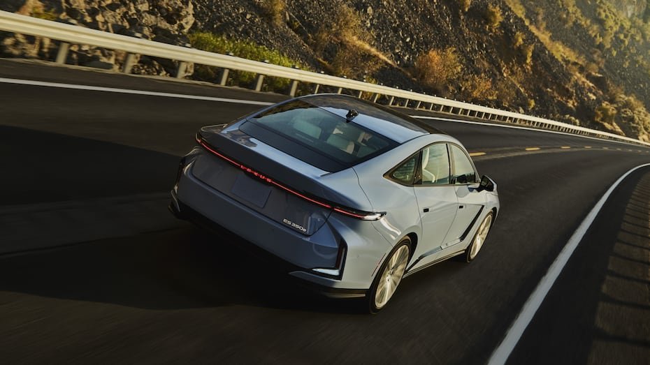 El Lexus ES 350h se construyó sobre una nueva plataforma capaz de aguantar motores híbridos y eléctricos, ofreciendo mayor espacio interior, mejor comodidad y una experiencia más refinada.