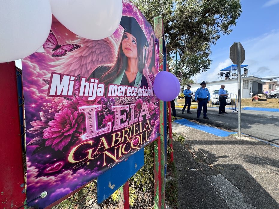 También hay carteles con fotos y mensajes a la víctima.