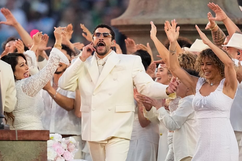 Bad Bunny se presenta durante el medio tiempo del Super Bowl 60 de la NFL entre los New England Patriots y los Seattle Seahawks, el domingo 8 de febrero de 2026, en Santa Clara, California.