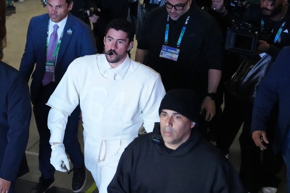 El puertorriqueño lidera el espectáculo de medio tiempo en un Super Bowl histórico, al ser el primer artista con un repertorio musical íntegramente en español.