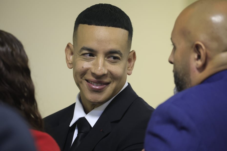 Minutos después llegó Daddy Yankee acompañado de su equipo legal los abogados Carlos Díaz Olivo, Anabelle Torres Colberg y Heileene Colberg Birriel y reafirmó que lleva este proceso en paz tal cual lo dijo en la primera vista que se realizó en diciembre de 2024.