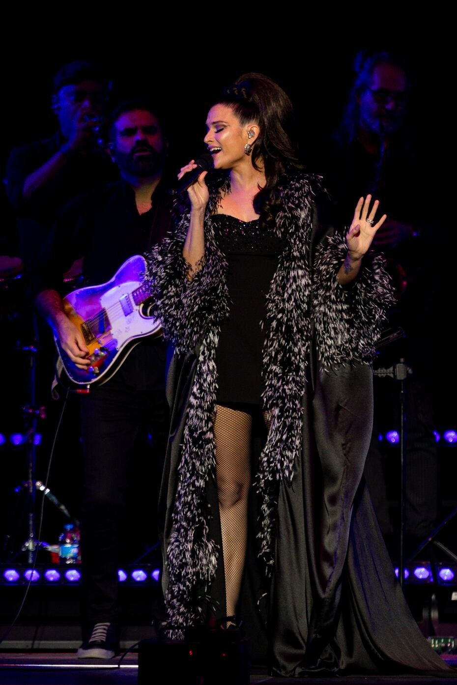 La parte acústica, que nunca falta en un concierto de la mezzosoprano lírica, fue protagonizada por “Si quieres”, “La frase tonta”, “Tan solo tú”, “Lo mejor de mi vida” y “El color de tus ojos”.