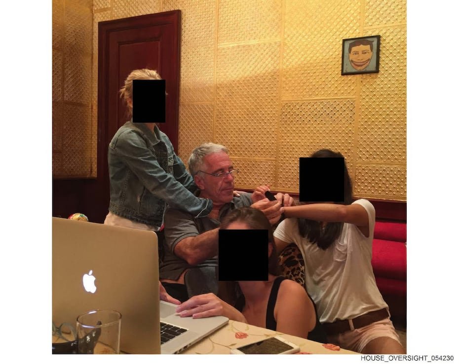 Esta foto sin fecha, con partes censuradas, muestra a Jeffrey Epstein con otras tres jóvenes.