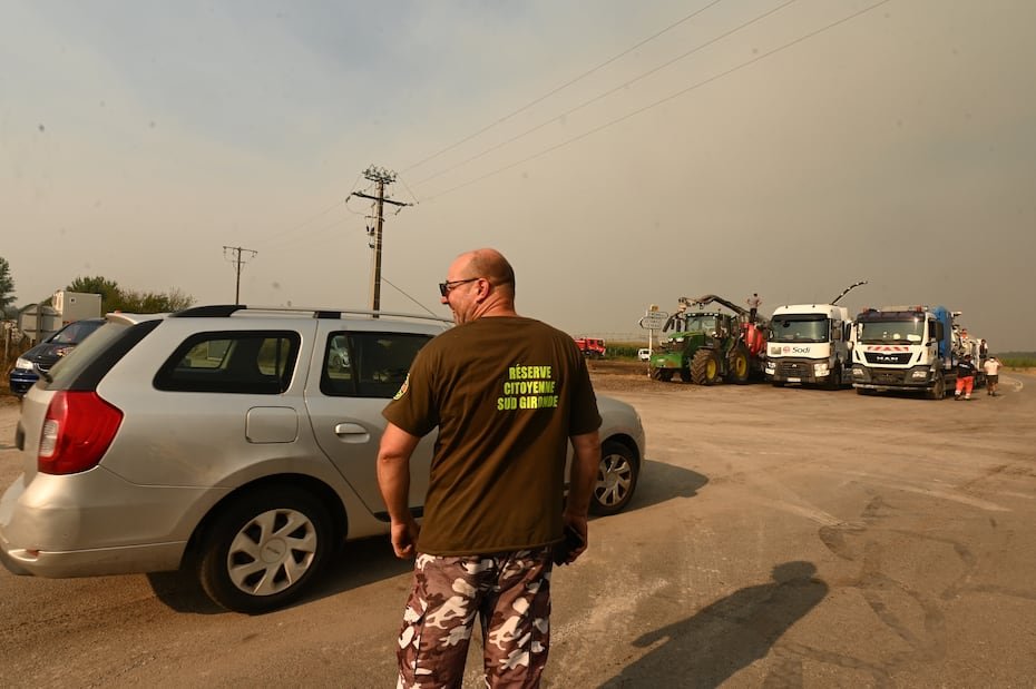 Voluntarios se reunieron en una carretera mientras los incendios forestales ardían cerca de Le Temple, en el suroeste de Francia.