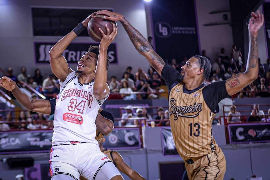 Moses Brown recibe un bloqueo por parte de la defensa vaquera.