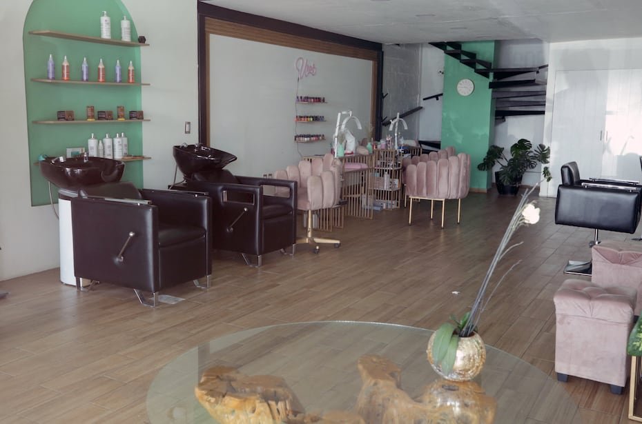 Unos días después de su muerte, las personas siguen pasando por el salón de belleza en el que sucedieron las cosas y hasta han dejado ofrendas frente a este.