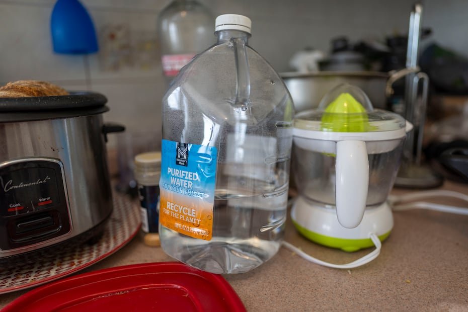 Imagen de una botella dentro del hogar de Figueroa, en Río Grande.
