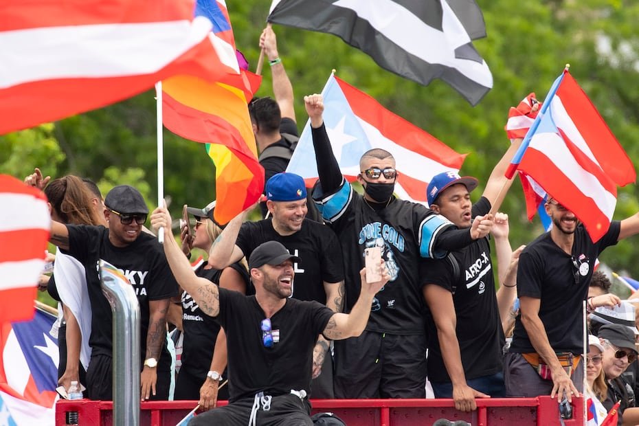 Siempre con la isla como norte, el intérprete de “Tamos bien” hizo una importante pausa en su carrera en el verano del 2019 para unirse a las marchas que exigían la renuncia del exgobernador de Puerto Rico, Ricardo Roselló.