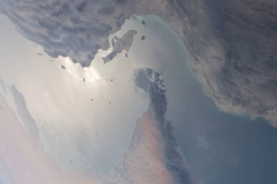 Por siglos, el Estrecho de Ormuz (Hormuz, en inglés), que conecta el Golfo Pérsico con el Golfo de Omán y a su vez, con el Mar de Arabia y el Océano Índico, ha jugado un papel crítico a nivel comercial. Según la Agencia de Información de Energía de Estados Unidos (EIA, en inglés), el 21% del crudo que se comercia en todo el mundo pasa por Ormuz. En la foto, una vista desde el espacio tomada en abril de 2021 y divulgada por la Agencia Nacional de Aeronáutica y Espacio de Estados Unidos. (NASA, https://www.nasa.gov/image-article/strait-of-hormuz/)