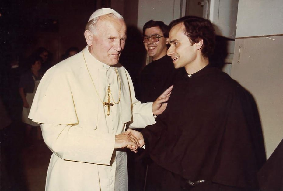 En la imagen, Prevost mientras estrechaba la mano de Juan Pablo II (Imagen por The Midwest Augustinian Province of Our Mother of Good Counsel vía AFP).