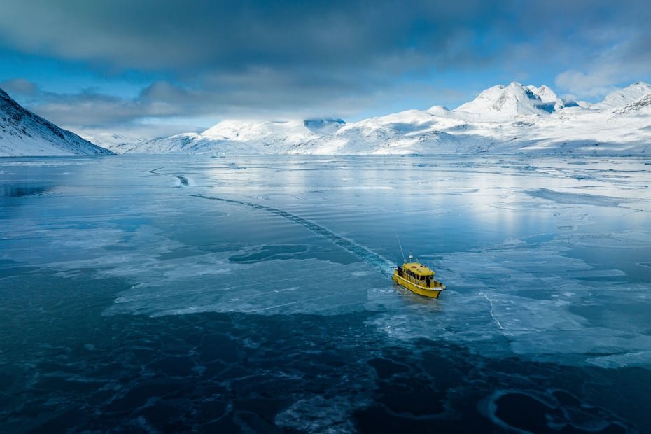 Un barco navega por las aguas congeladas en las afueras de Nuuk, Groenlandia. Según aseguran los científicos, el Ártico se calienta cuatro veces más rápido que el resto del mundo.