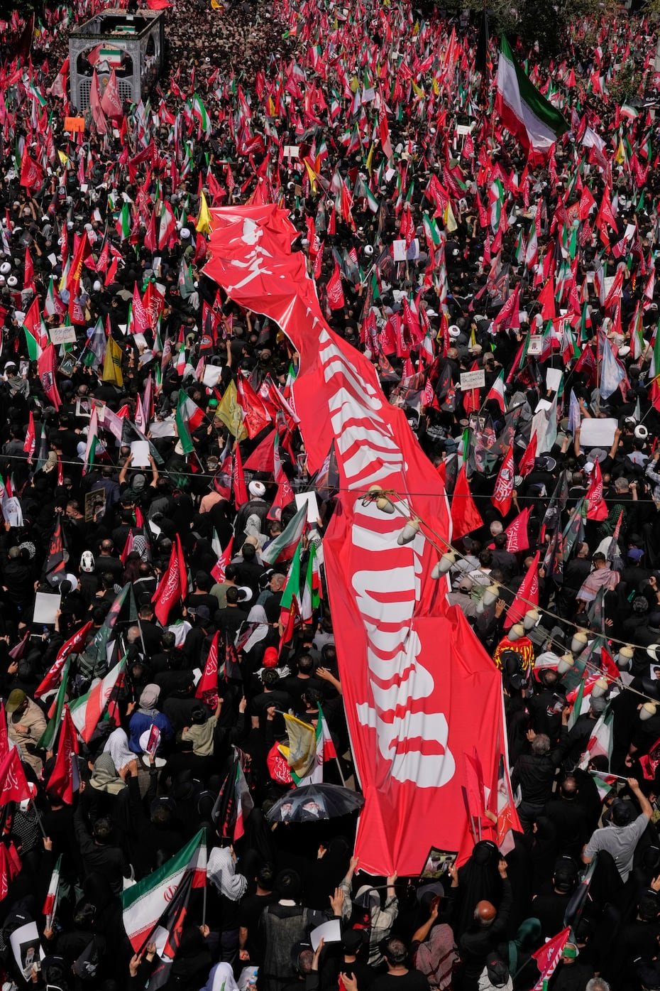 Las autoridades han cerrado calles y el espacio aéreo y han suspendido actividades cotidianas por el periodo de luto, que comenzó el sábado y terminará el jueves, cuando Jamenei, de 86 años, sea enterrado en el santuario del imán Reza en Mashhad, su ciudad natal.
