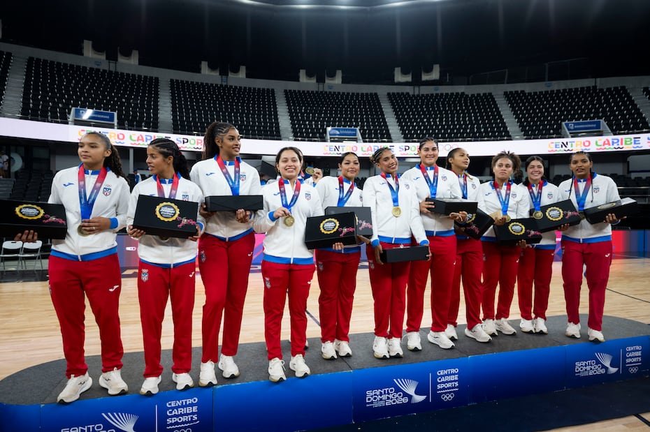 Momento de celebración para las campeonas durante la ceremonia de premiación.