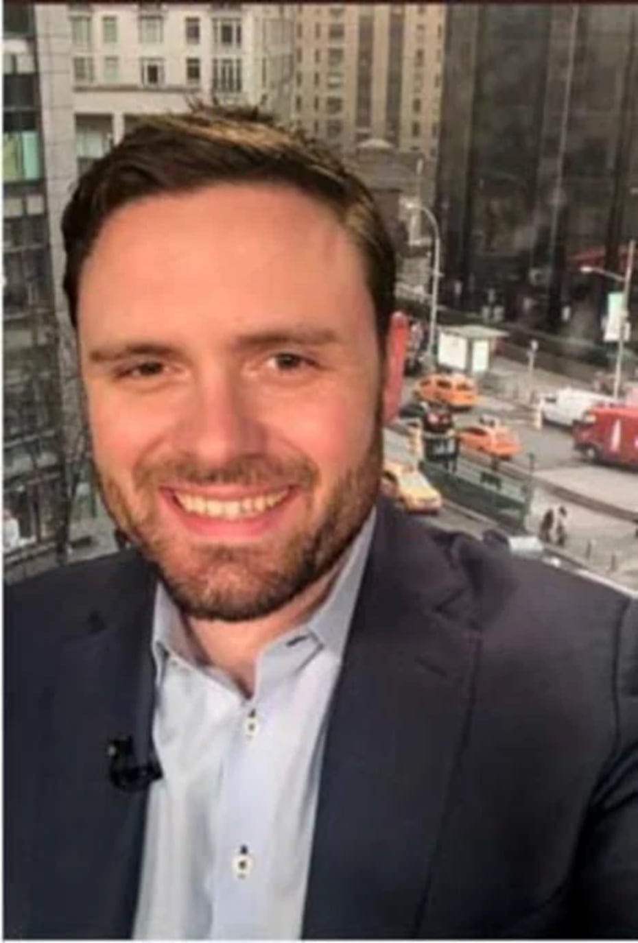 Como parte del esquema, Burns supuestamente les decía falsamente a las víctimas que estaba invirtiendo su dinero en un programa de préstamos “entre pares” (peer-to-peer), en el cual los préstamos estaban respaldados por colateral. En realidad, el colateral prometido por Burns no existía o tenía un valor significativamente menor al que él representaba.