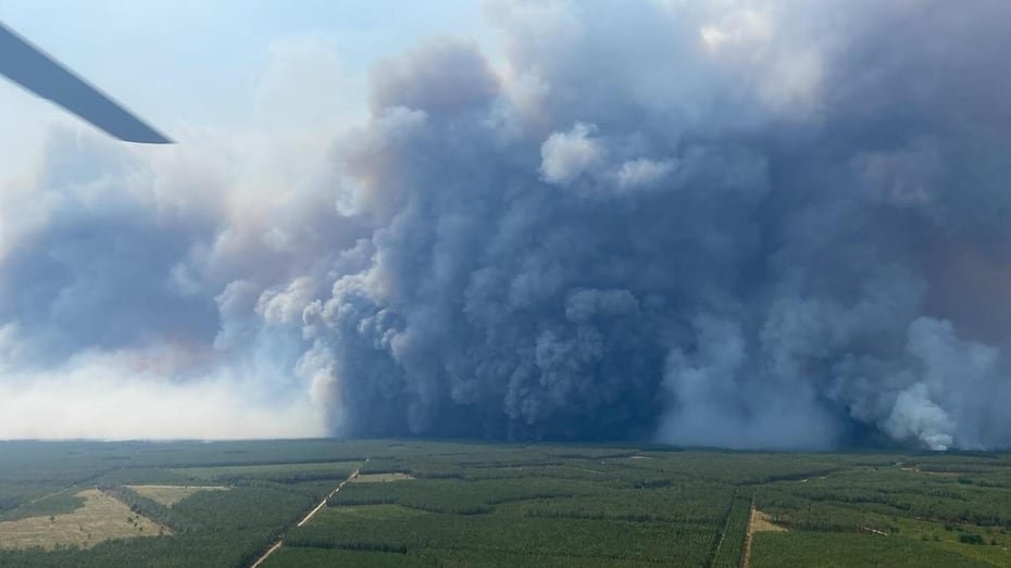 Oficiales captaron desde un helicóptero la nube gigante que se ha levantado por los incendios forestales en Saumos, Francia.