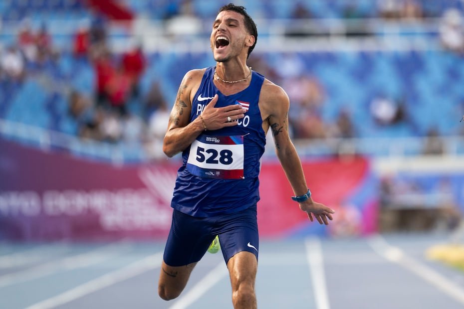 Víctor Ortiz festeja su medalla de plata en los 5,000 metros desde el Estadio Olímpico Félix Sánchez.