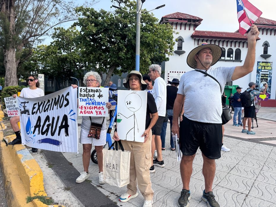 Encabezados por la coalición “Exigimos Agua”, residentes -mayormente de distintas comunidades de San Juan - se reunieron frente al estadio Sixto Escobar, en Puerta de Tierra, para comenzar la protesta.