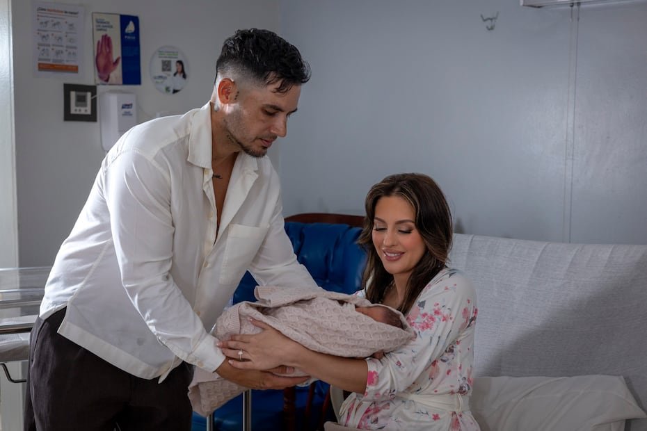 De esta forma, a sus 37 años y con la corona todavía sobre su cabeza, Colón se convirtió en la primera Miss Universe Puerto Rico en dar a luz mientras ostenta el título. A la izquierda, Jonah López, padre del bebé.