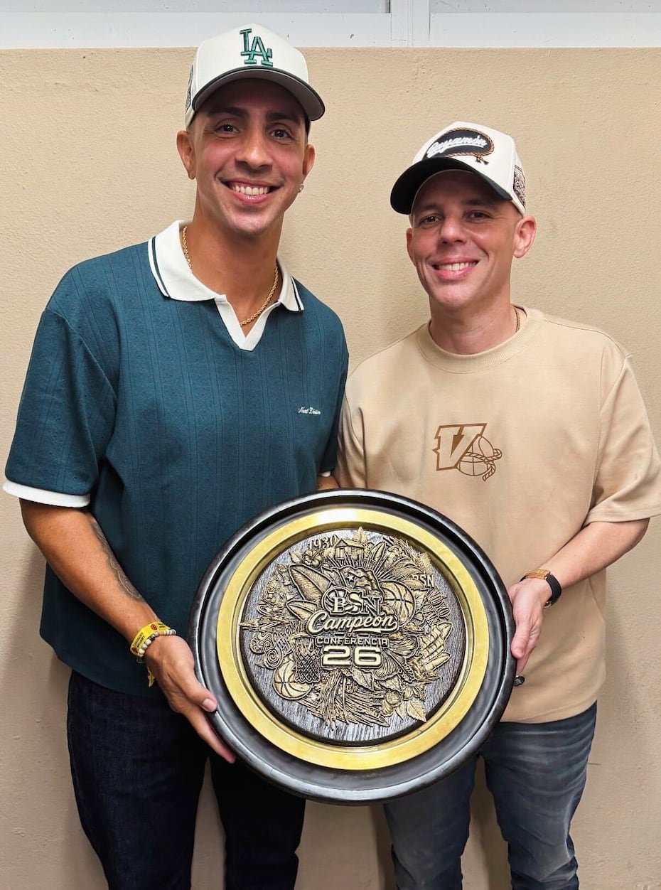 Los coapoderados Carlos Arroyo y Eric Duars posan con el trofeo de campeón de la Conferencia A del BSN.