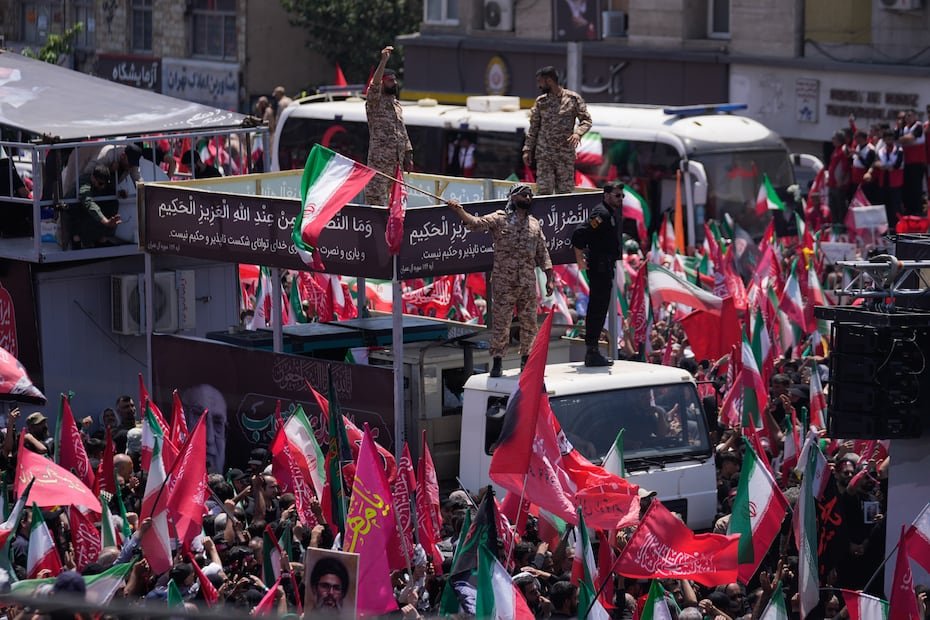 El féretro de Jamenei, cubierto con una bandera, y los de sus familiares muertos el 28 de febrero por un bombardeo lanzado por Israel y Estados Unidos que dio inicio a su más reciente guerra, estaban a bordo de un camión.