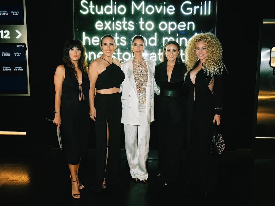 Las actrices posan junto a la directora del exitoso filme.