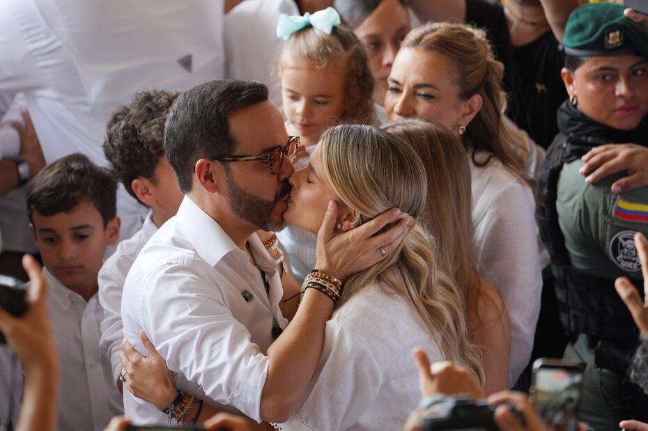De la Espriella nació en Montería, tiene 47 años, es esposo de Ana Lucía Pineda y papá de Lucía, Salvador, Filippo y Francesca.