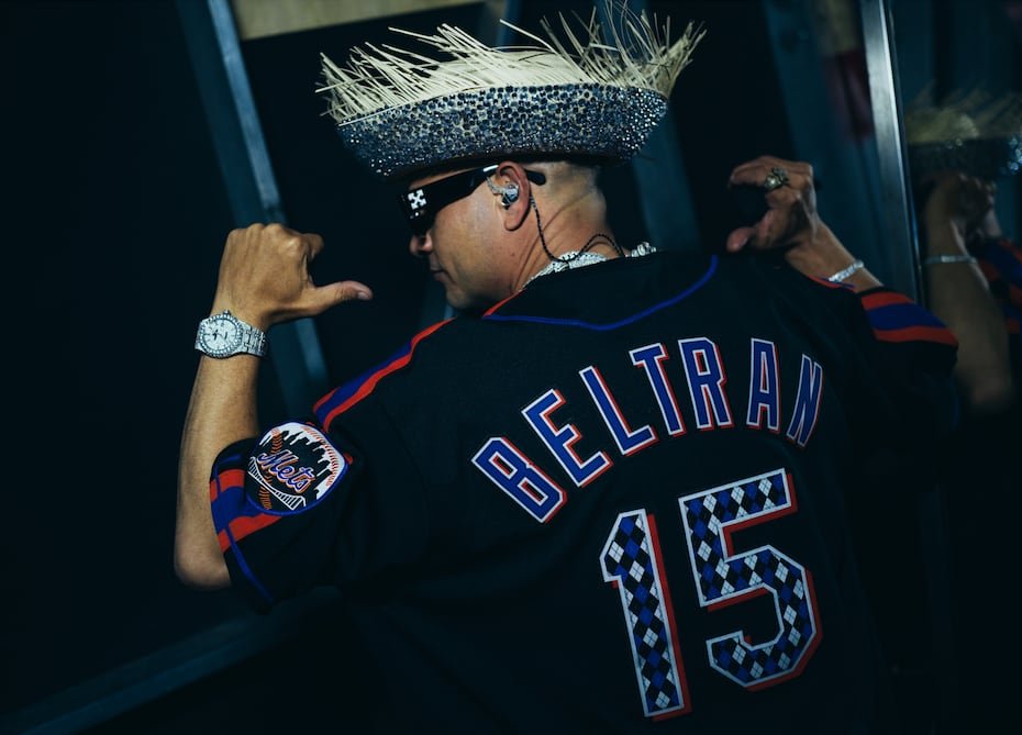 Jowell llevó una camisa del pelotero boricua Carlos Beltrán, que será exaltado este fin de semana al Salón de la Fama del Béisbol.