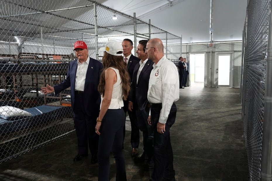 Según se indicó, el nombre, ‘Alligator Alcatraz’, hace referencia a la icónica prisión de San Francisco, que Trump ordenó reabrir próximamente, y a los caimanes que abundan en los alrededores del centro de detención, que según las autoridades reducirán el riesgo de fuga.