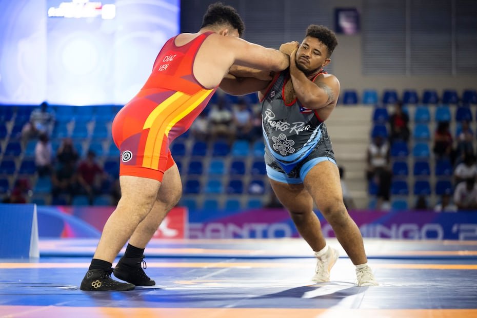 Jonovan Smith, a la derecha, fue superado por el venezolano José Díaz en la final de los 125 kilogramos.