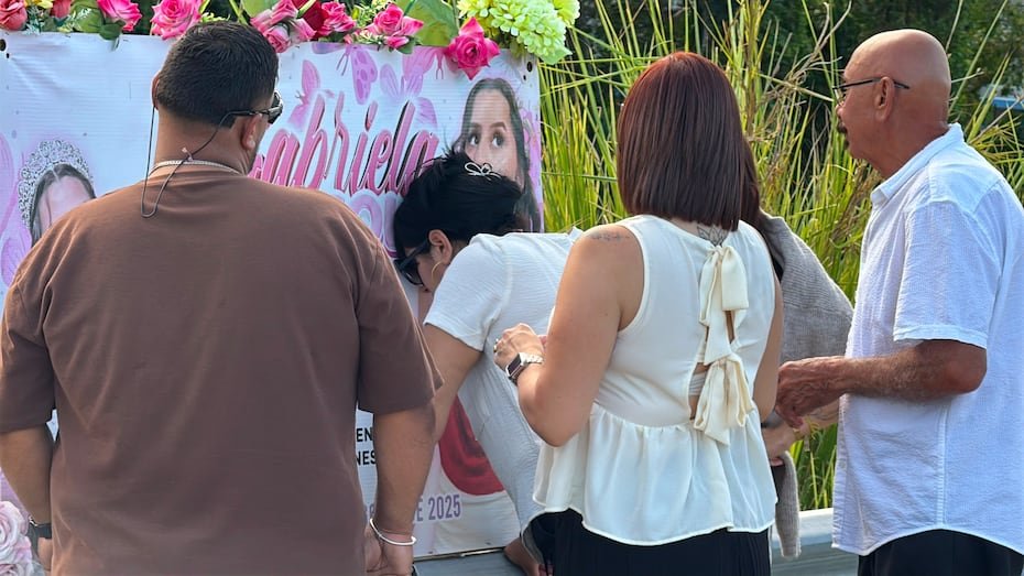 La madre de Gabriela Nicole, Lisandra Rosario, no contuvo las emociones y la tristeza, al observar la foto de su hija plasmada en el puente.