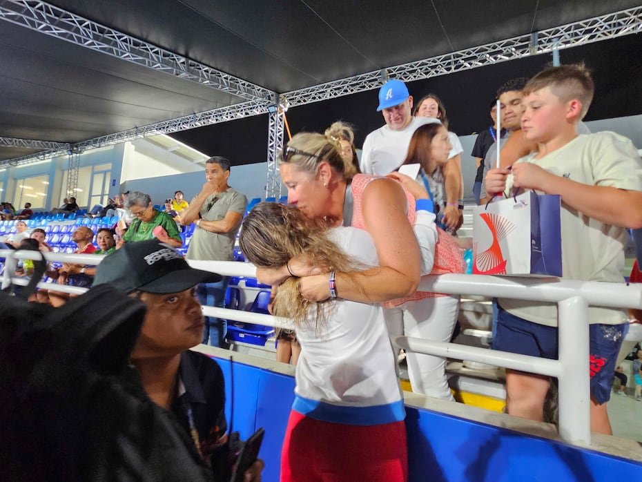 Lucianna Gutiérrez se abraza con su madre tras la presea dorada en natación.