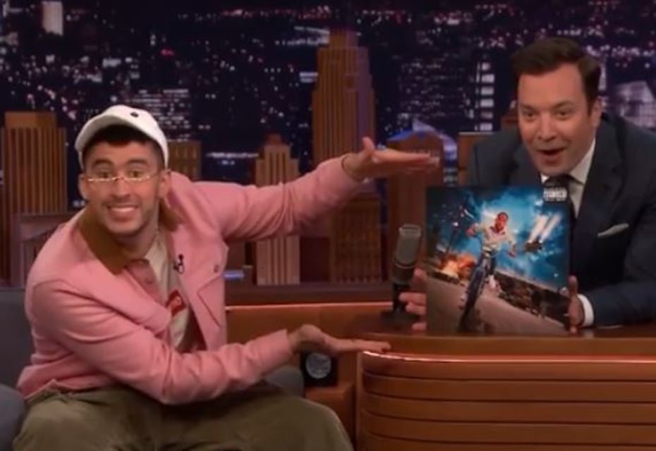 Bad Bunny, además, fue invitado al programa del estadounidense Jimmy Fallon para presentar su disco “YHLQSMDLG” y aprovechó el momento musical para mostrar una camiseta con la frase: “Mataron a Alexa. No a un hombre con falda”, en alusión directa al asesinato de la mujer transexual Alexa Ruiz por usar un baño de mujeres en Puerto Rico, y al informe policial que la describió como “un hombre con falda”.