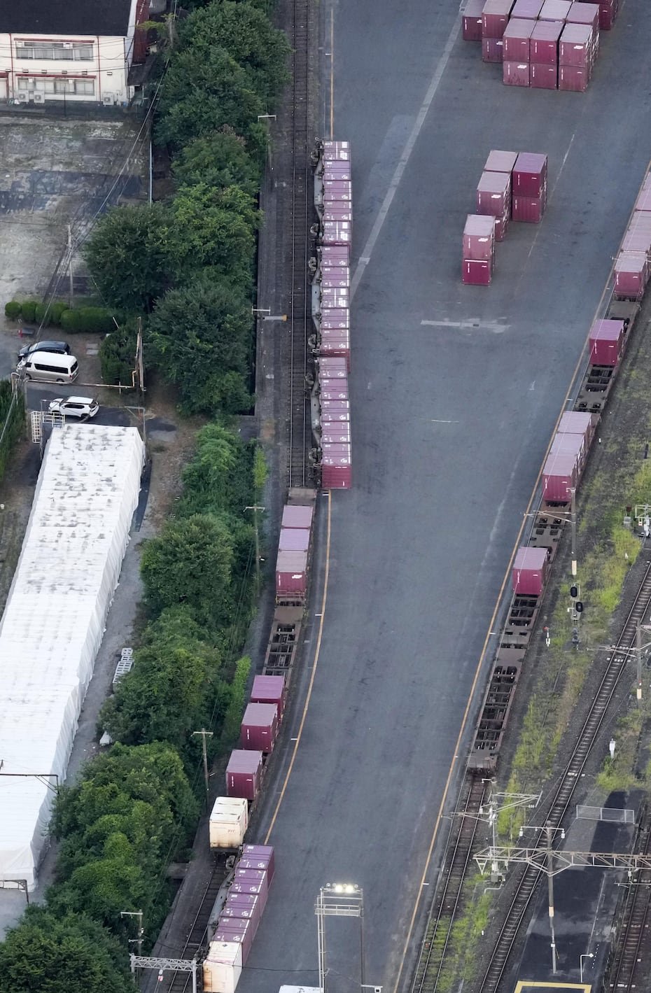 Los trenes bala Shinkansen y los trenes locales en Kyushu se suspendieron para hacer controles de seguridad, mientras que la pista del Aeropuerto Aso Kumamoto fue cerrada, sin “perspectivas de reanudar las operaciones”, según un aviso en el sitio web del aeropuerto.